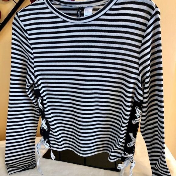 NEW DIVIDED LIGHTWEIGHT CRISS-CROSS TIE SWEATER M - Picture 7 of 11